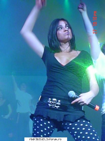 sau asha? cu care look ii sta mai bine?